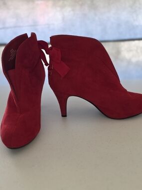 Impo Tarra Red Faux Suede Bow Back Ankle Boots Shooties - Size 6.5